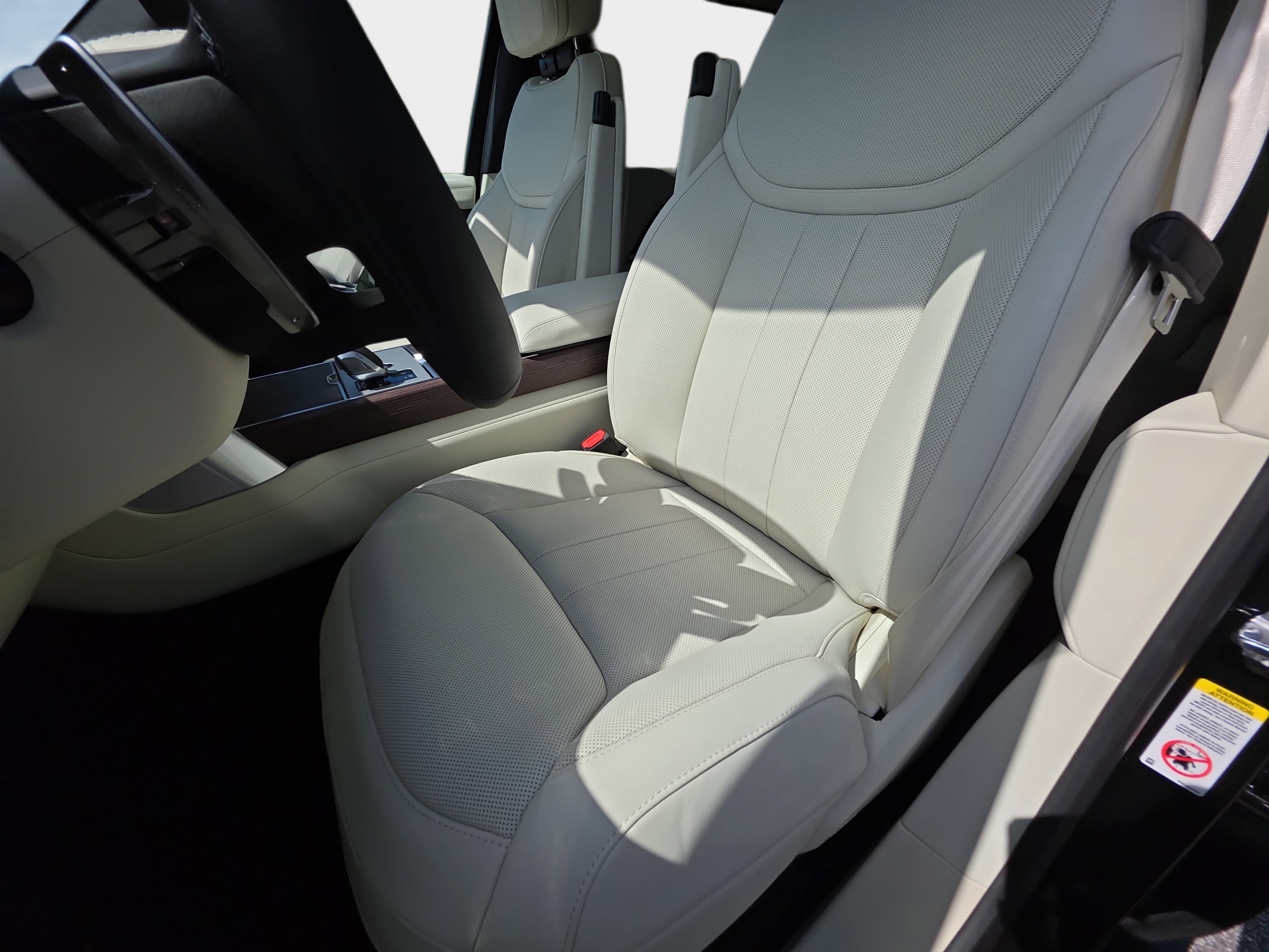 New 2026 Land Rover Range Rover Long Wheelbase SE AWD/4WD image 17