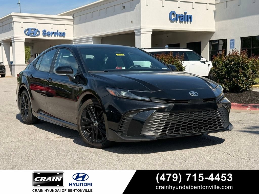 Used 2025 Toyota Camry SE FWD image 1