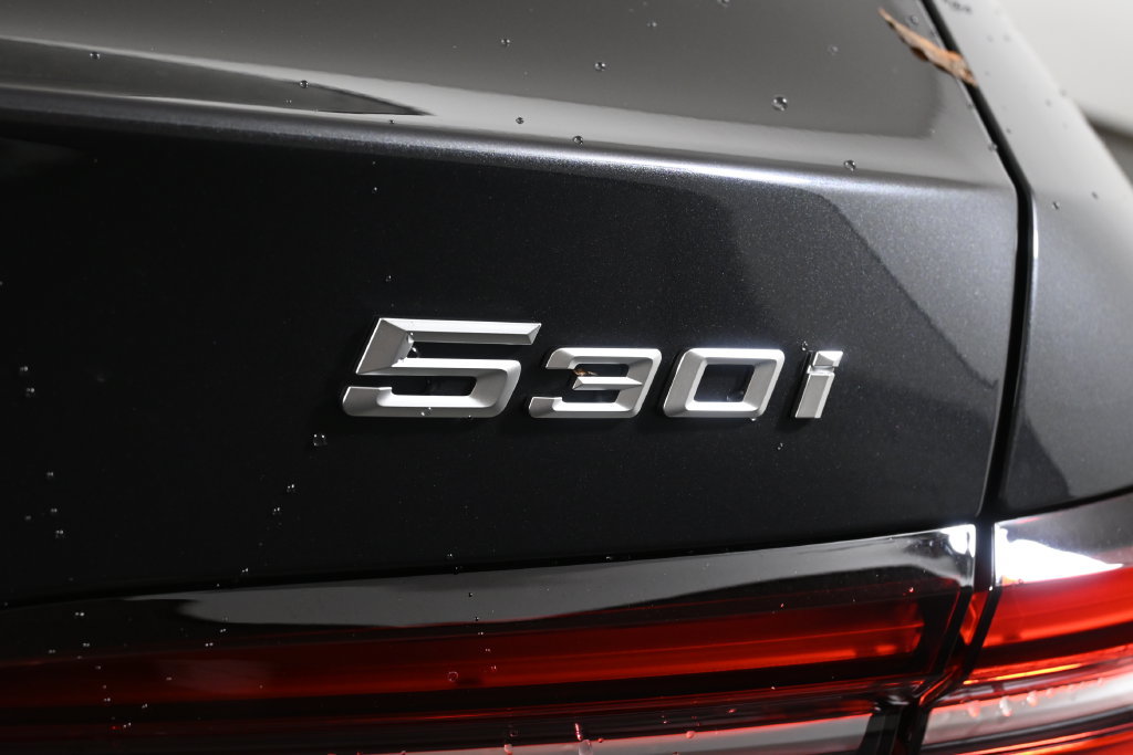 Used 2026 BMW 530i xDrive w/ M Sport Package AWD/4WD image 38