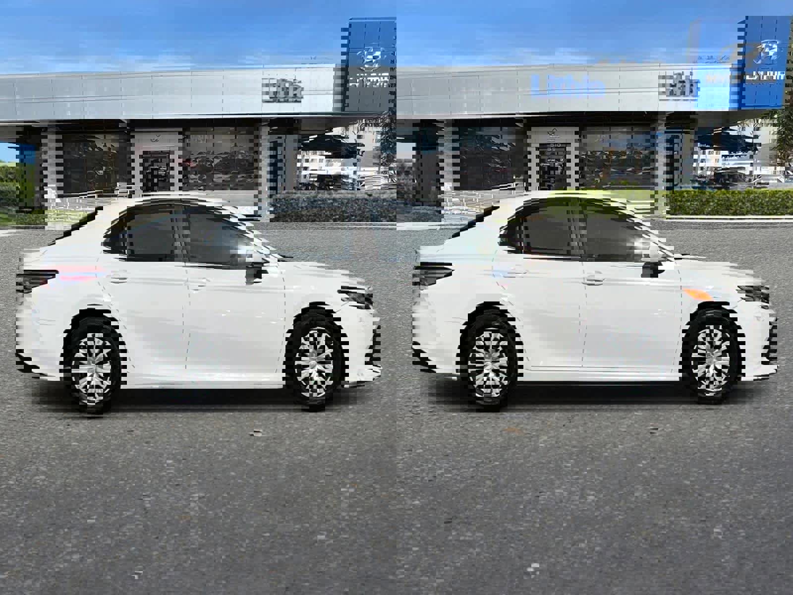 Used 2018 Toyota Camry LE image 9