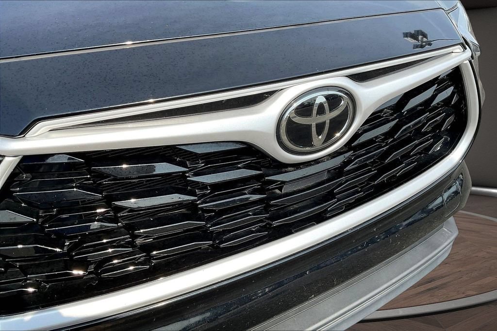 Used 2022 Toyota Highlander XLE FWD image 36