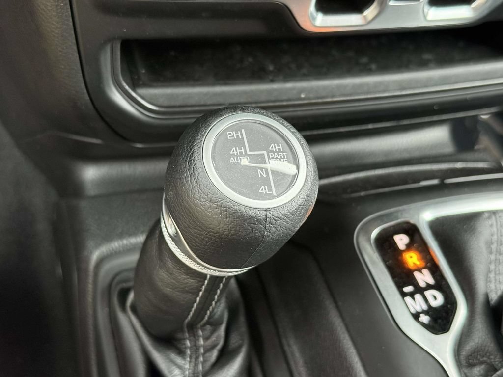 Used 2025 Jeep Wrangler Unlimited Sahara AWD/4WD image 29