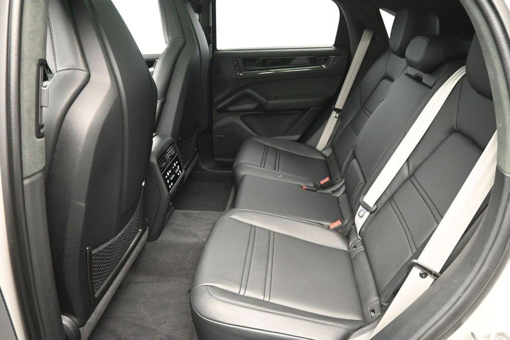 Certified 2026 Porsche Cayenne GTS AWD/4WD image 7