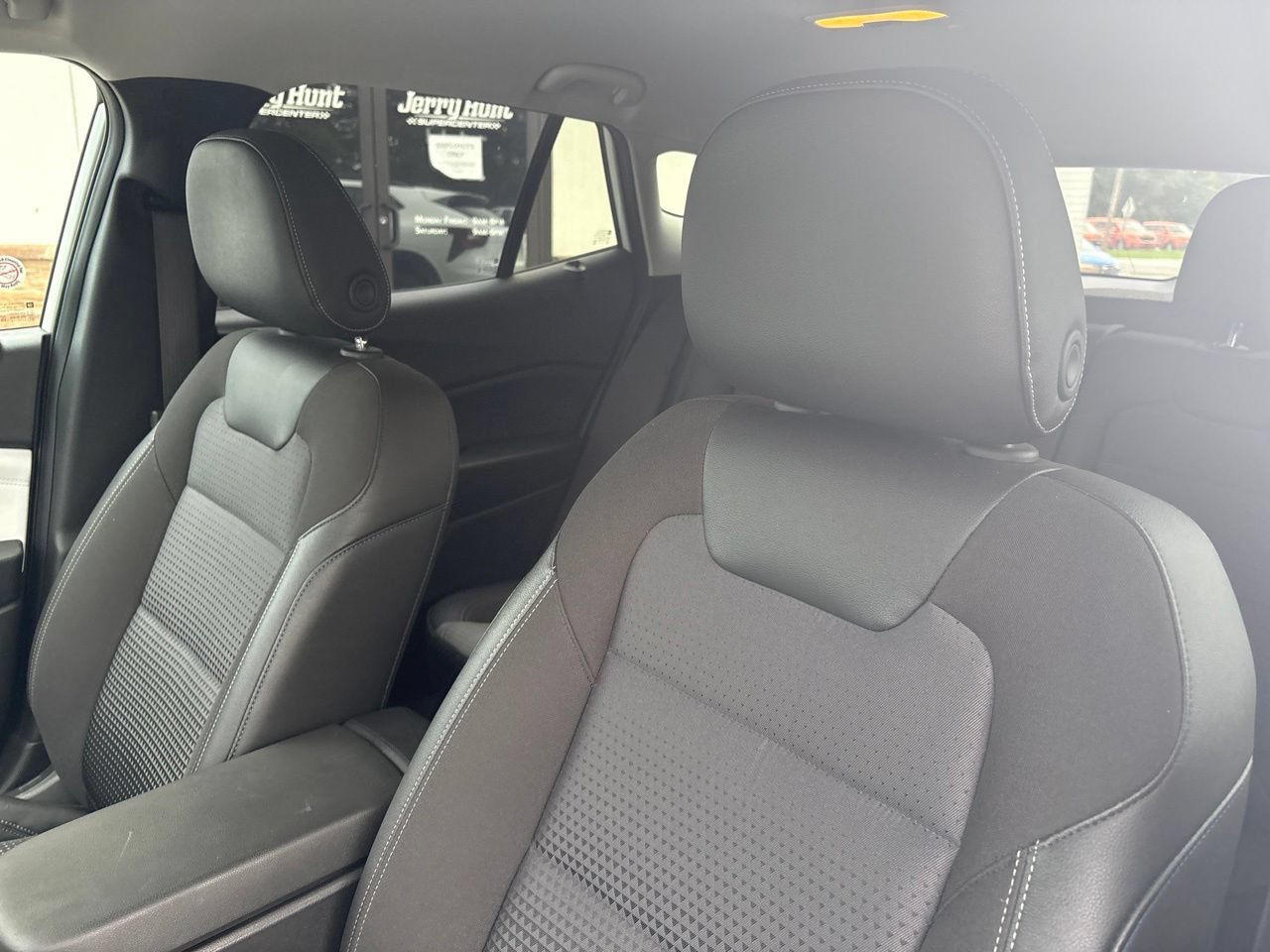Used 2025 Chevrolet Trax LT w/ LT Convenience Package FWD image 3