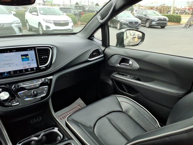 Used 2025 Chrysler Pacifica Limited FWD image 9