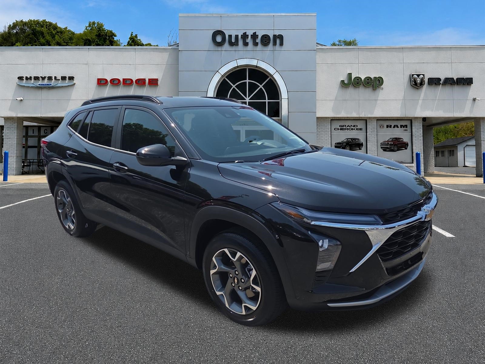 Used 2026 Chevrolet Trax LT FWD image 1