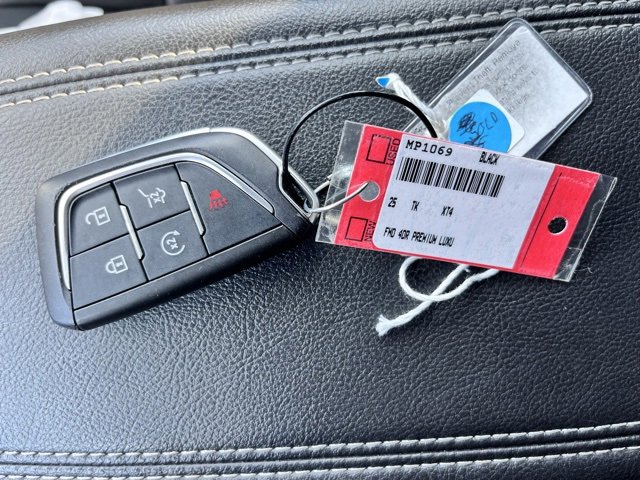 Used 2025 Cadillac XT4 Premium Luxury image 11