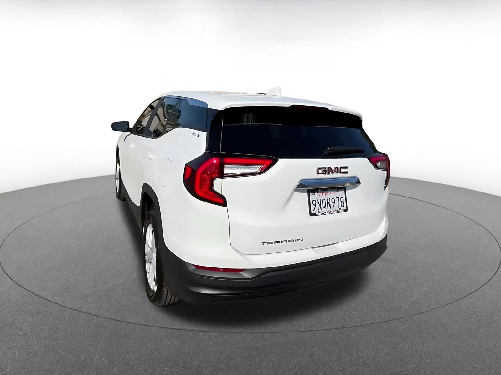 Used 2024 GMC Terrain SLE image 11