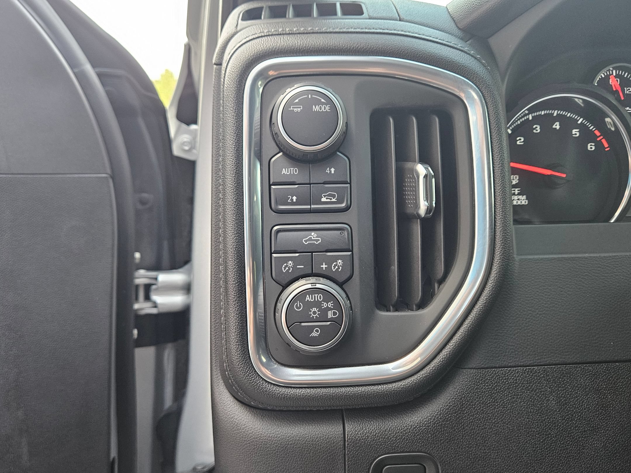 Used 2021 Chevrolet Silverado 1500 LT w/ Safety Package II AWD/4WD image 19