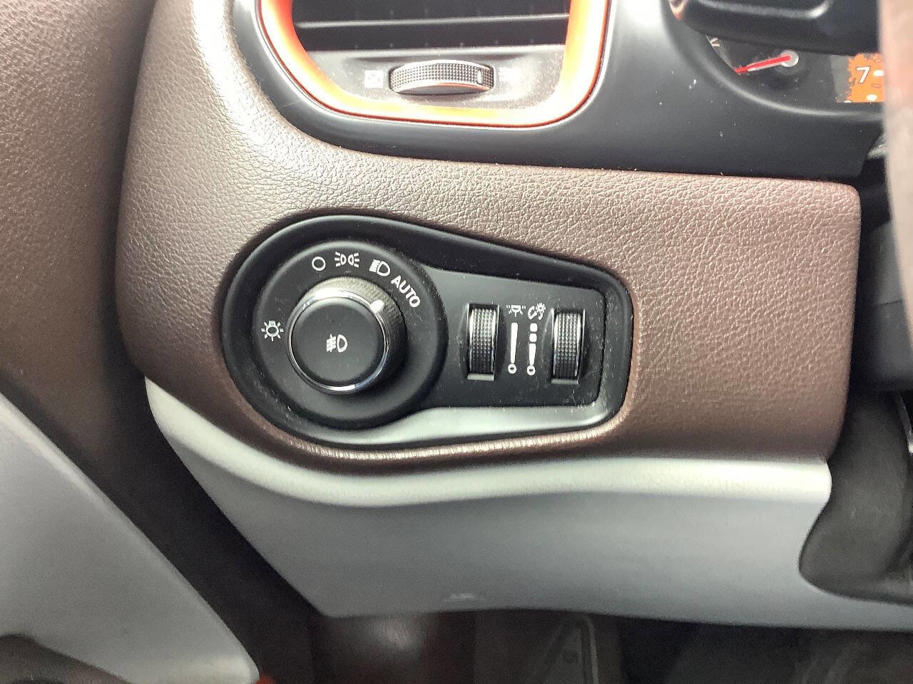 Used 2015 Jeep Renegade Latitude w/ Popular Equipment Group AWD/4WD image 44