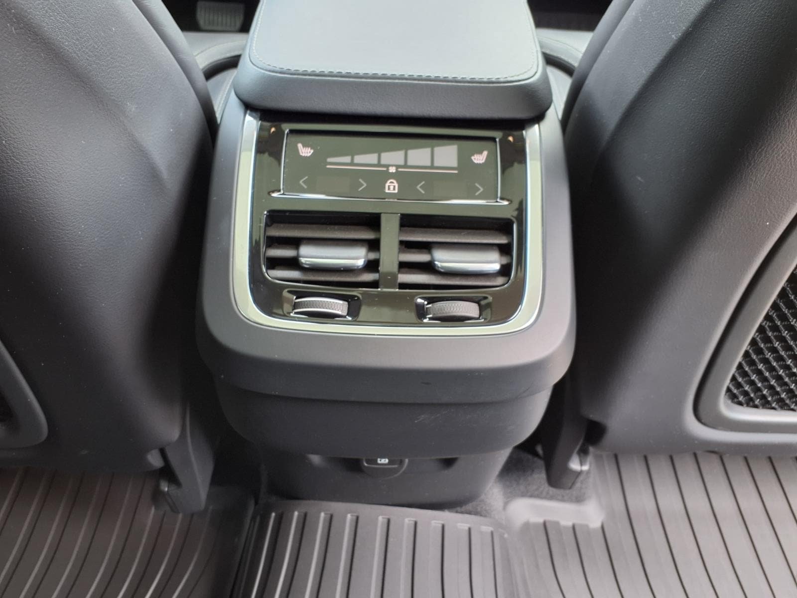 Certified 2023 Volvo XC90 B6 Ultimate w/ Protection Package Premier AWD/4WD image 16