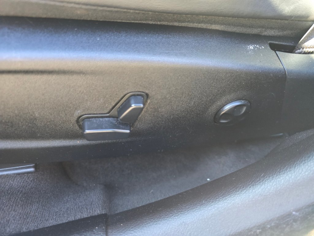 Used 2011 Chrysler 300 C RWD image 32