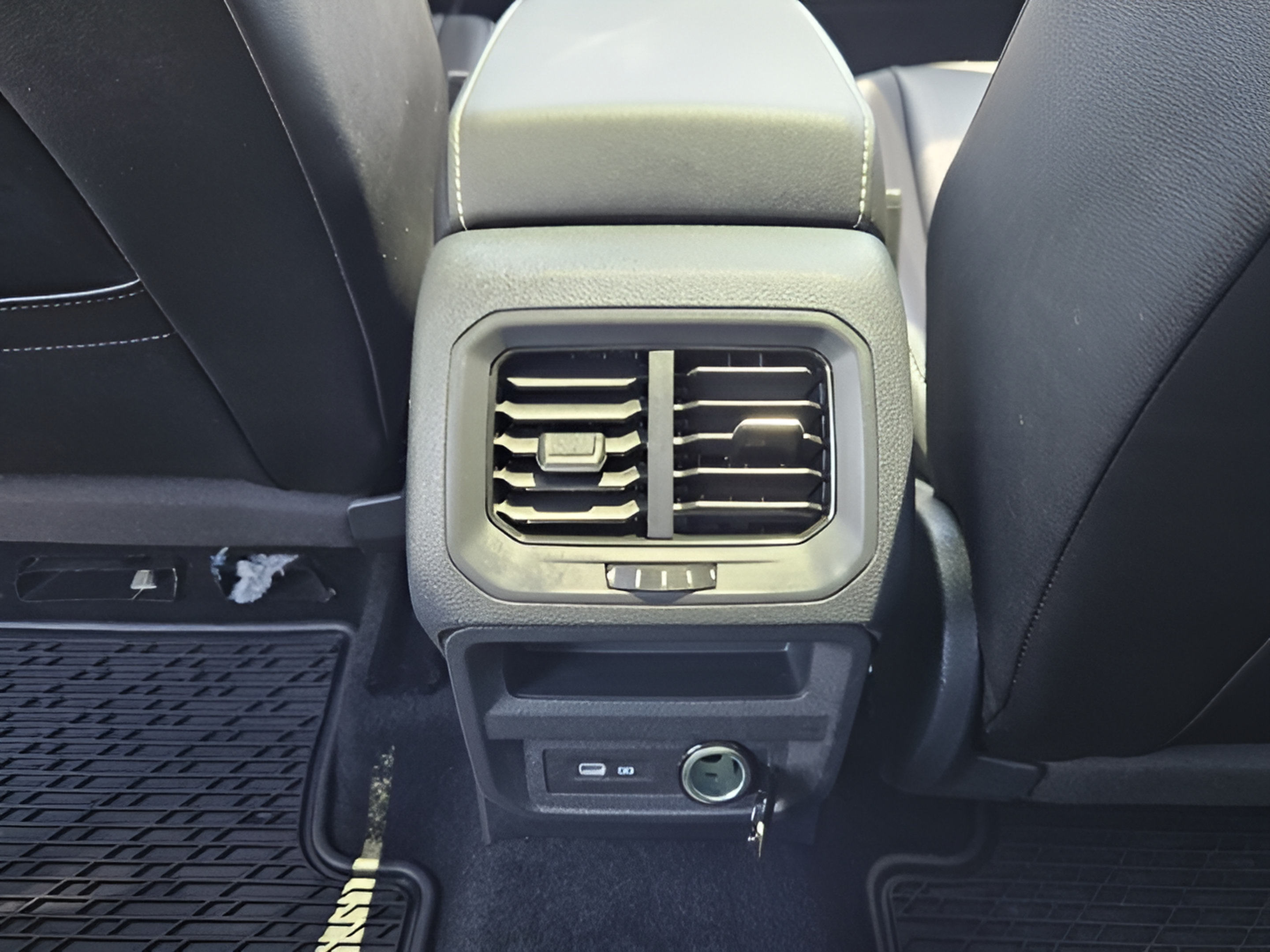 Certified 2024 Volkswagen Tiguan SE R-Line FWD image 11