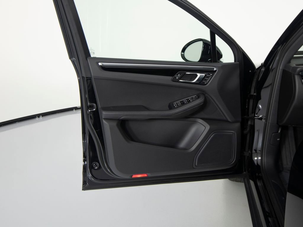 Certified 2025 Porsche Macan image 18