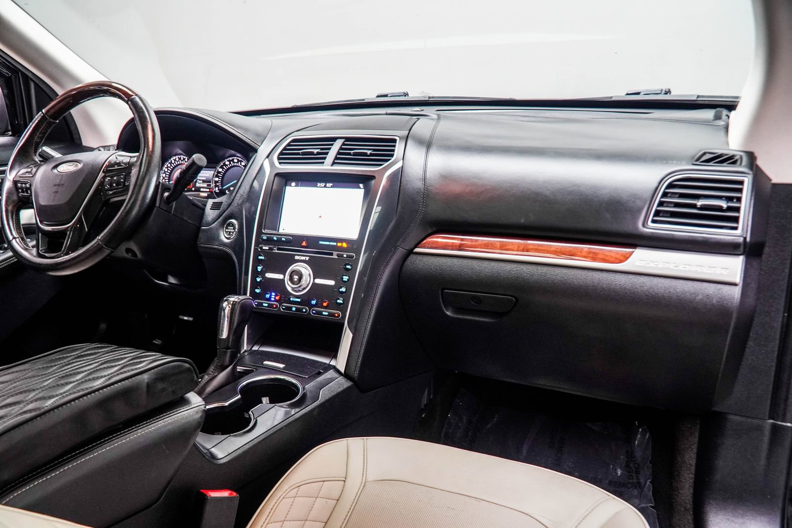 Used 2018 Ford Explorer Platinum AWD/4WD image 16