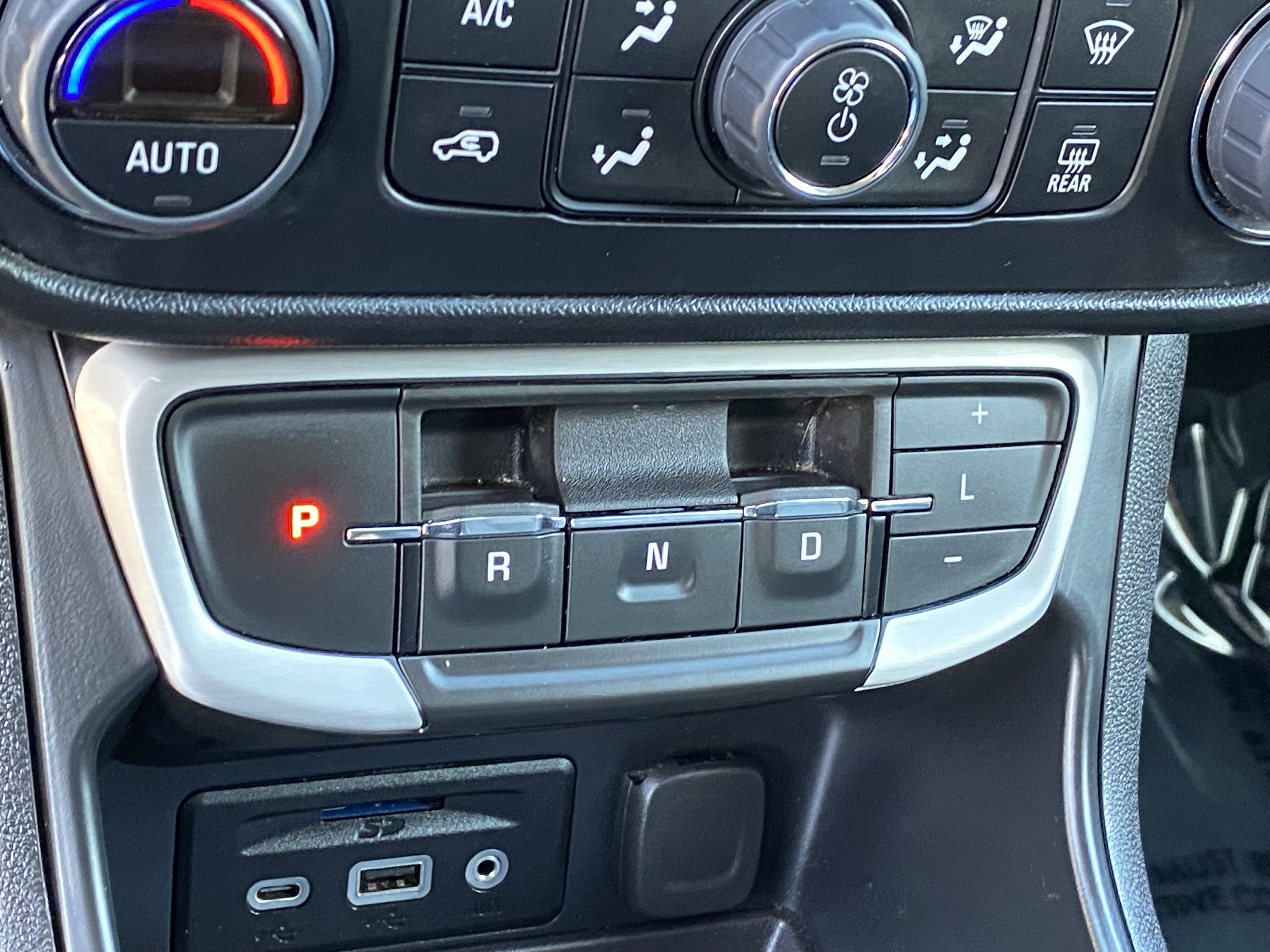 Used 2023 GMC Terrain SLT image 21