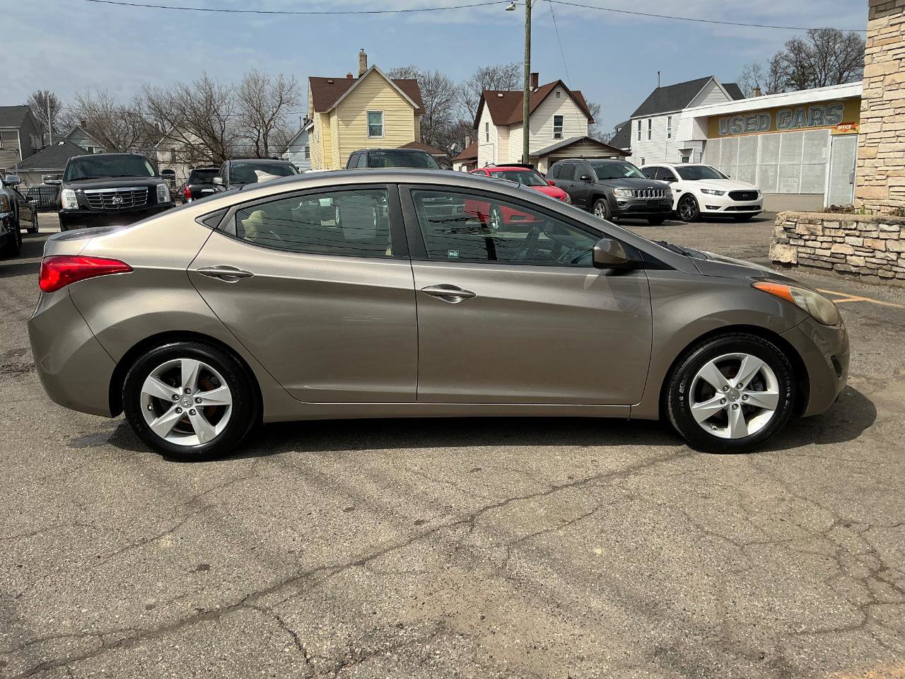Used 2013 Hyundai Elantra GLS FWD image 2