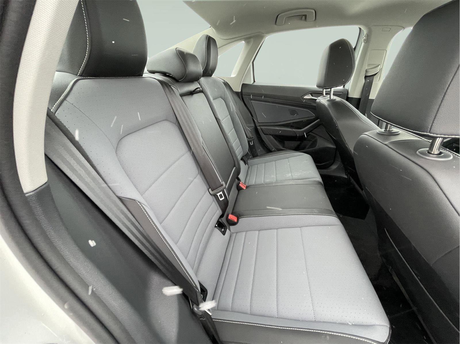 Used 2025 Volkswagen Jetta SE w/ Sunroof Package image 18