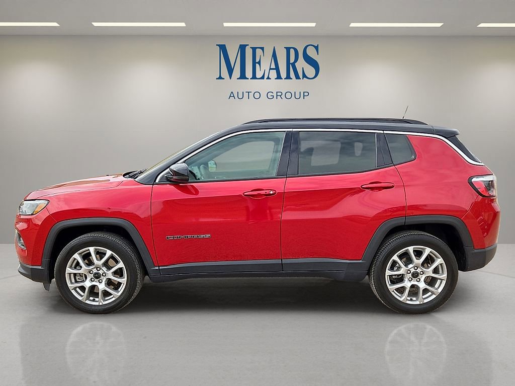 Used 2025 Jeep Compass Limited AWD/4WD image 2