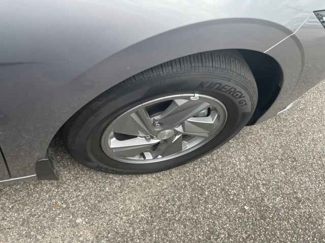 Certified 2025 Hyundai Elantra SE FWD image 10