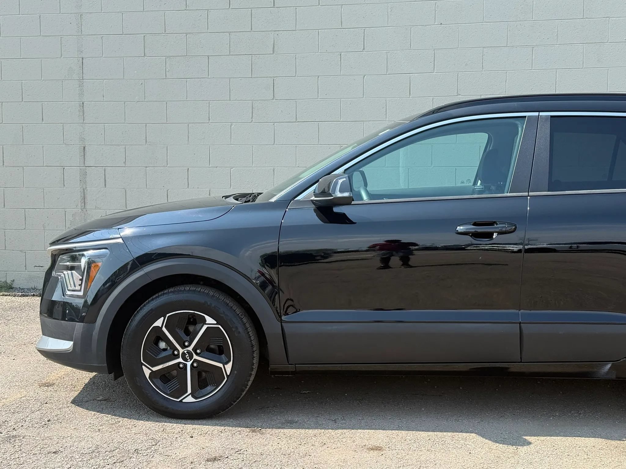 Used 2024 Kia Niro EX FWD image 3