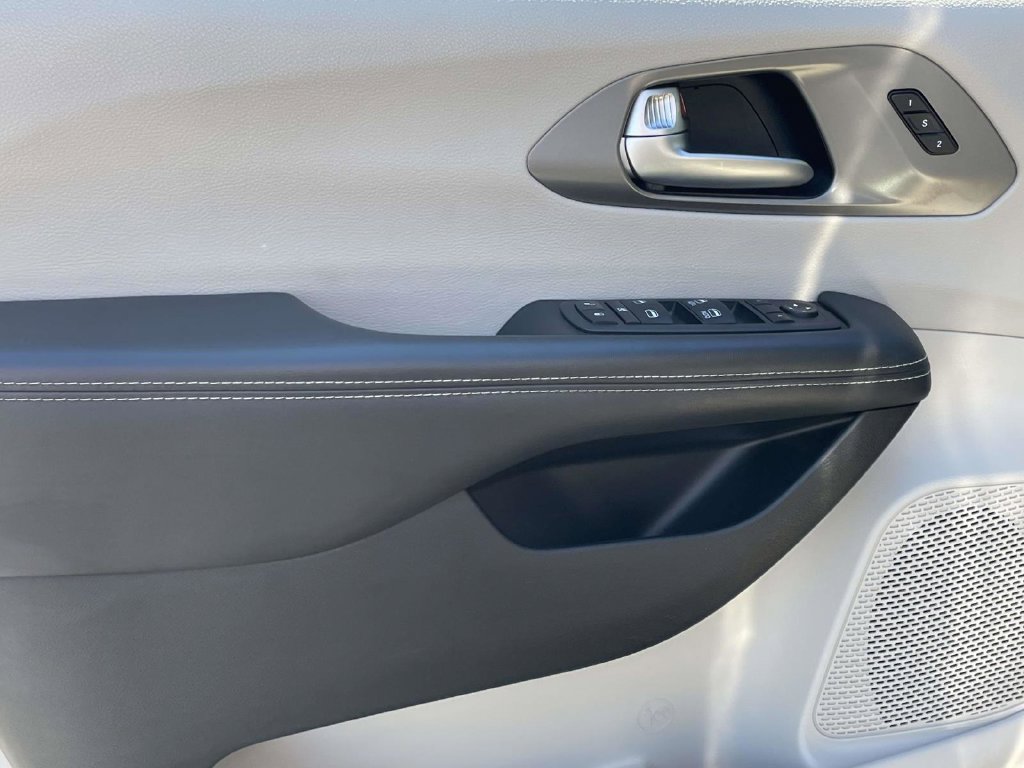 Certified 2023 Chrysler Pacifica Touring-L FWD image 25