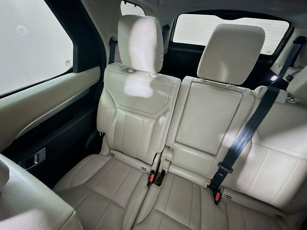 Used 2020 Land Rover Discovery Landmark image 12