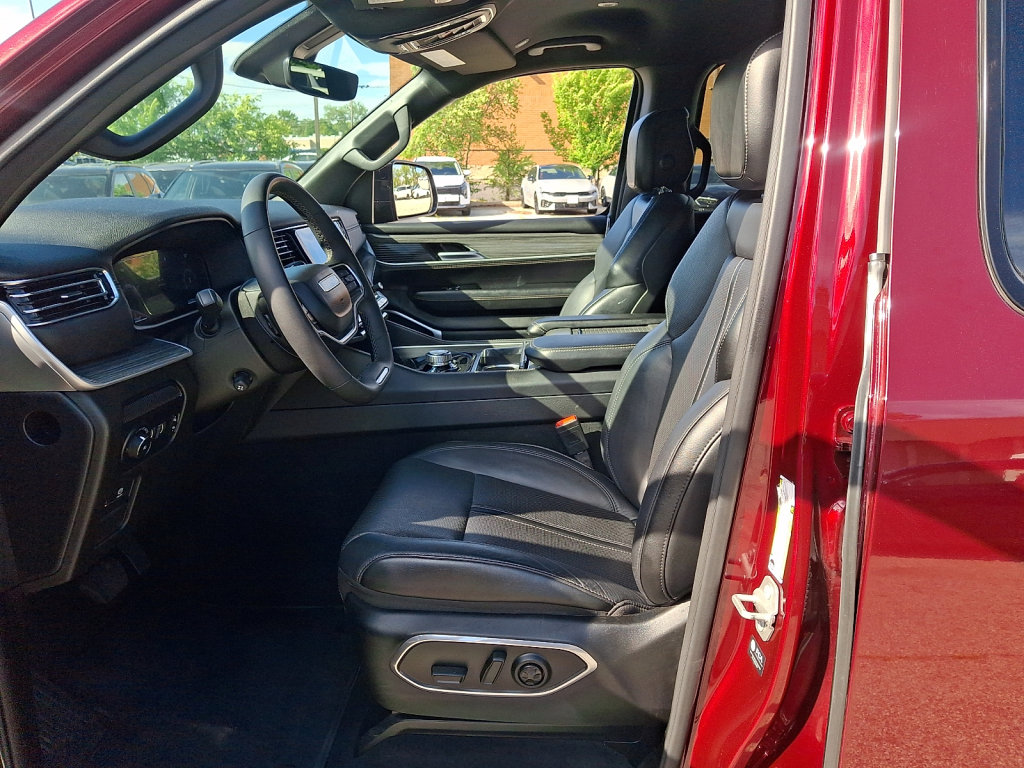 Used 2024 Jeep Wagoneer L Series II w/ Flexible Seating Group AWD/4WD image 23