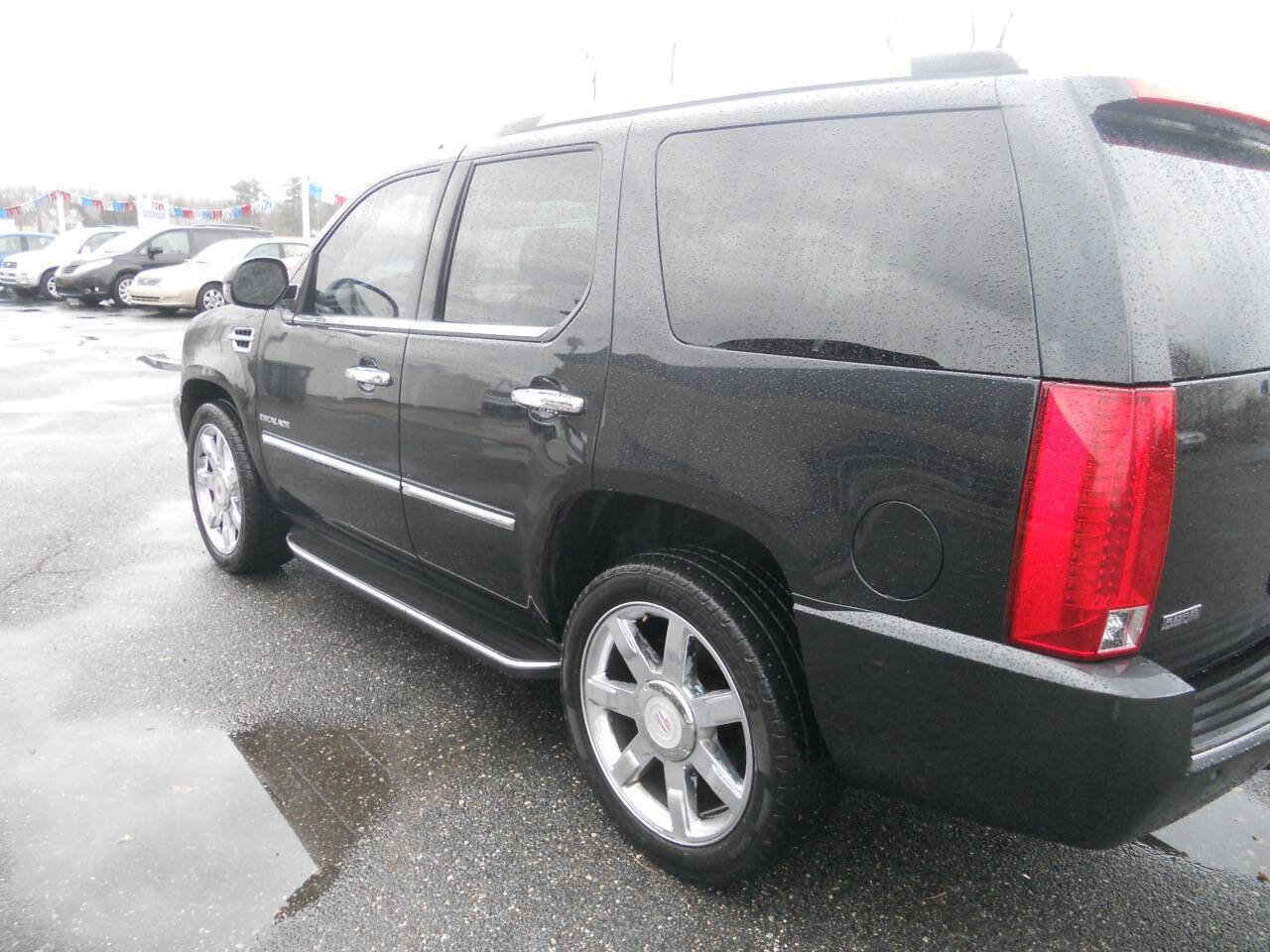 Used 2011 Cadillac Escalade Luxury image 4