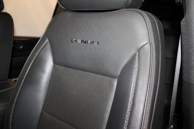 Used 2022 GMC Yukon XL Denali w/ Denali Premium Package image 9