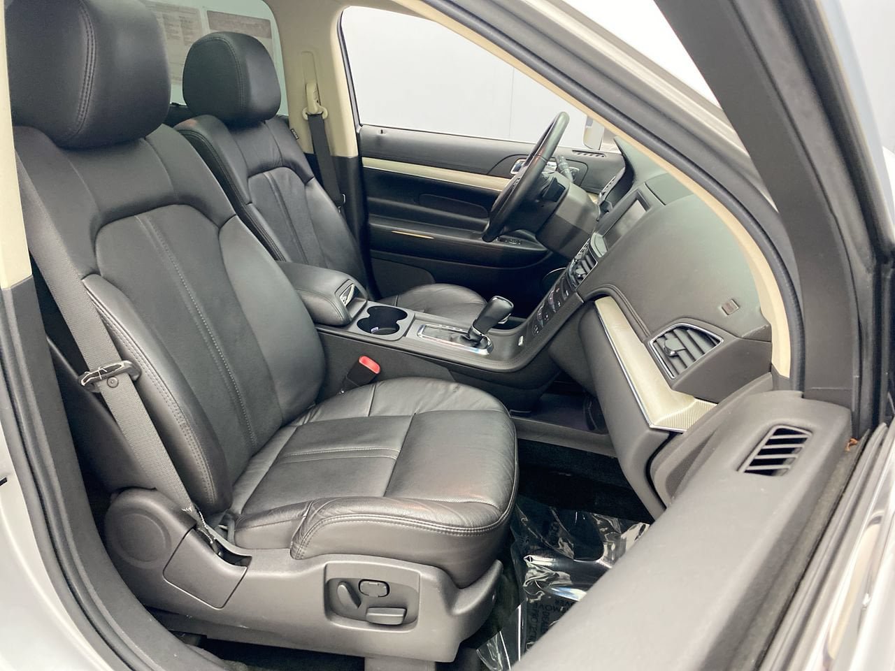 Used 2015 Lincoln MKT AWD image 23