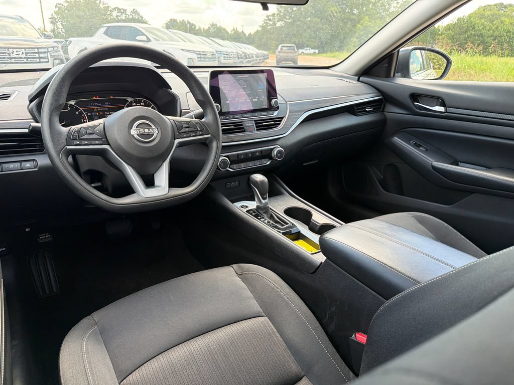 Used 2025 Nissan Altima 2.5 SV FWD image 22