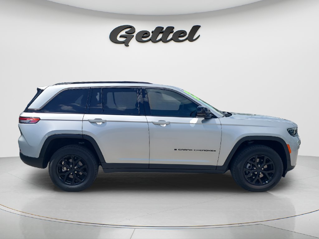 Used 2026 Jeep Grand Cherokee Altitude RWD image 4