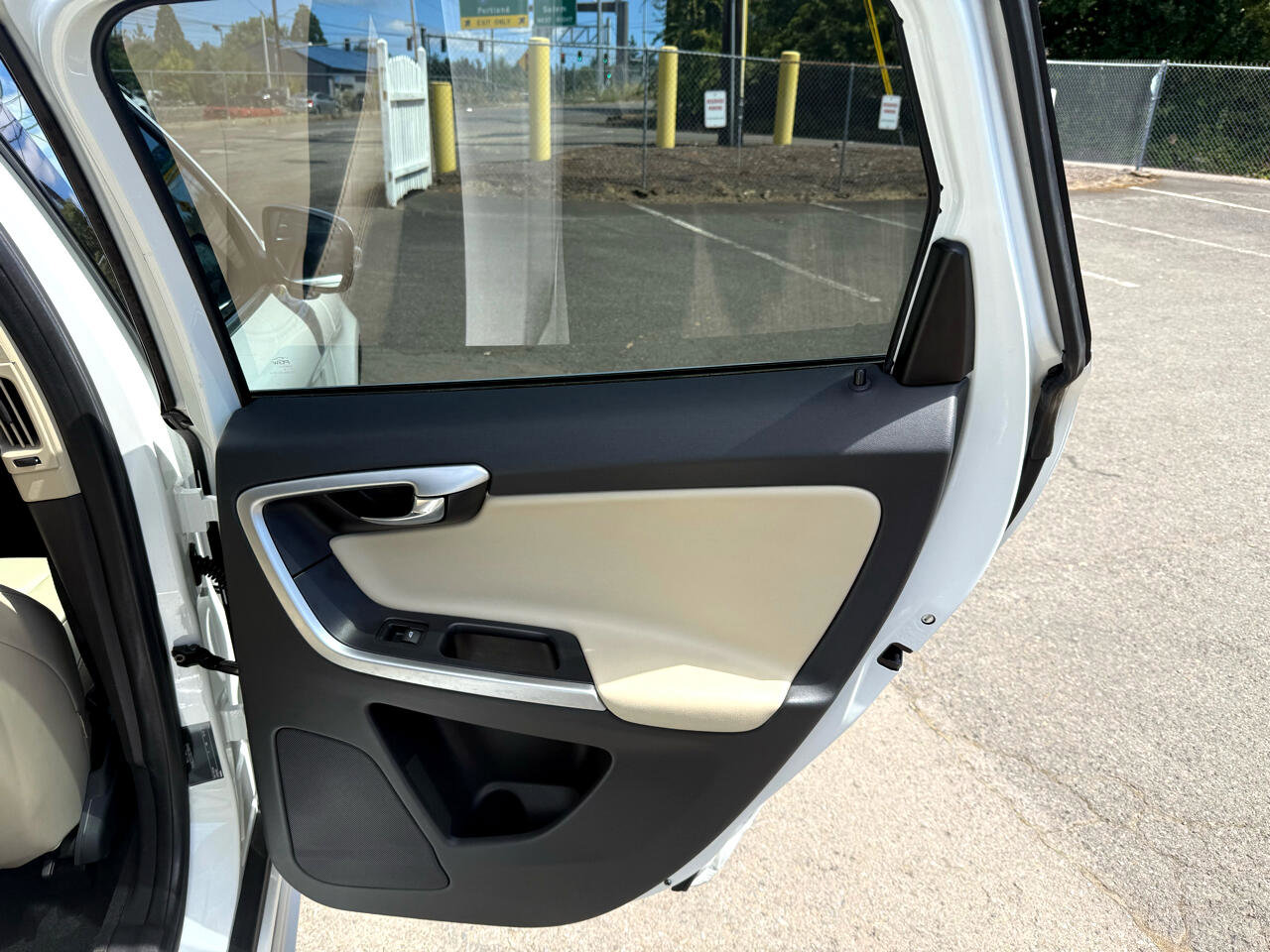 Used 2011 Volvo XC60 T6 R-Design w/ Convenience Pkg image 19