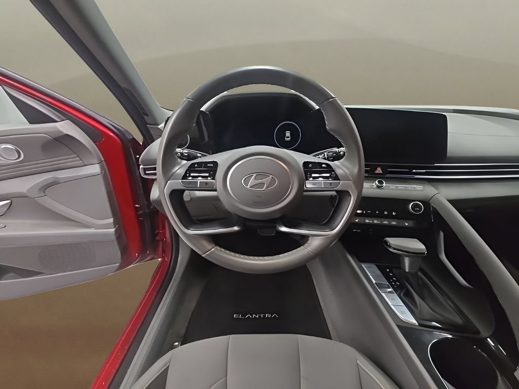 Used 2025 Hyundai Elantra SEL FWD image 29