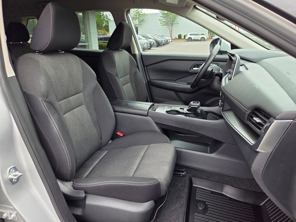Used 2025 Nissan Rogue SV FWD image 17