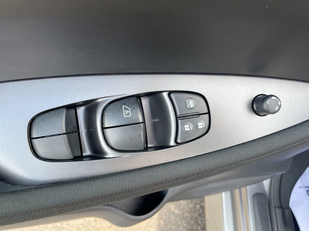 Used 2025 Nissan Leaf S image 23