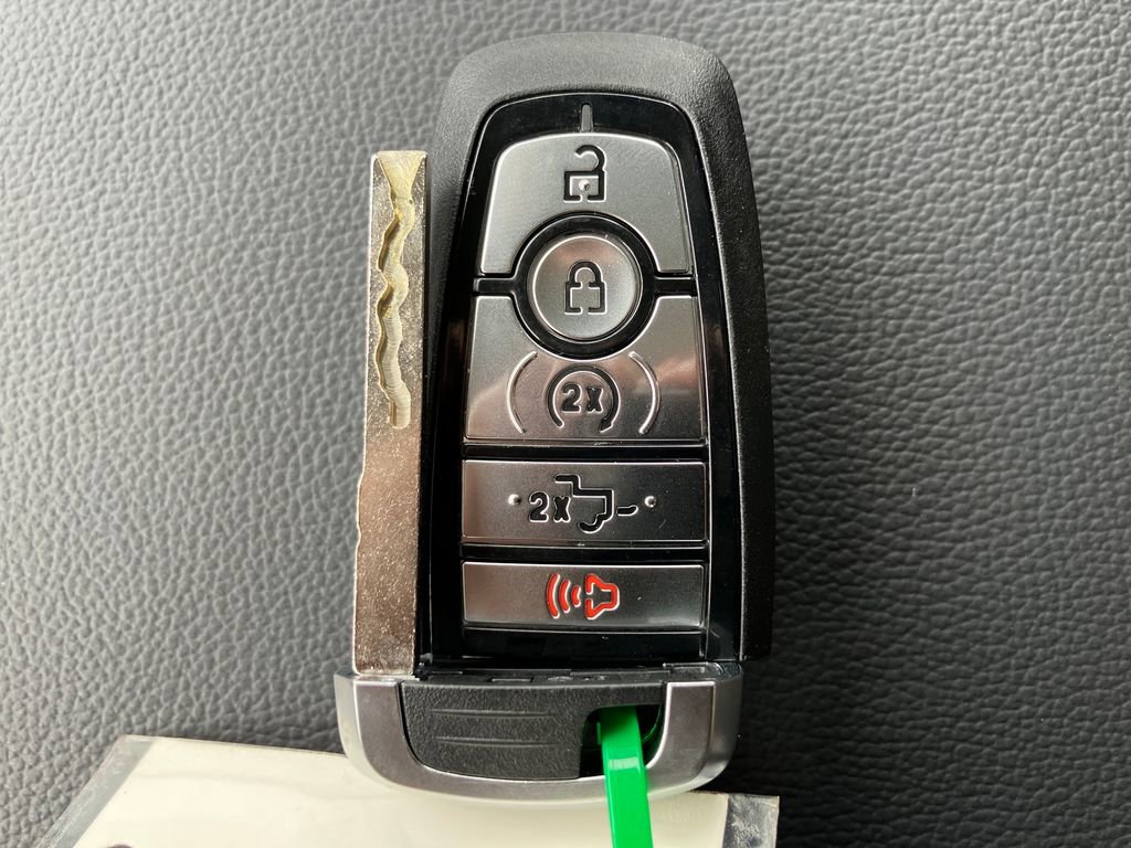 New 2026 Ford F250 Lariat w/ Black Appearance Package image 32