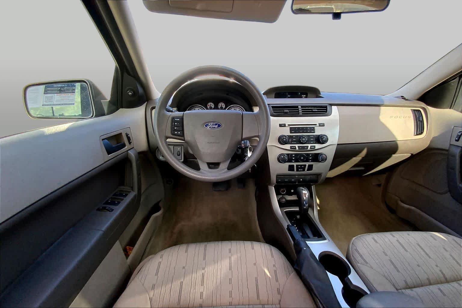 Used 2010 Ford Focus SE FWD image 5
