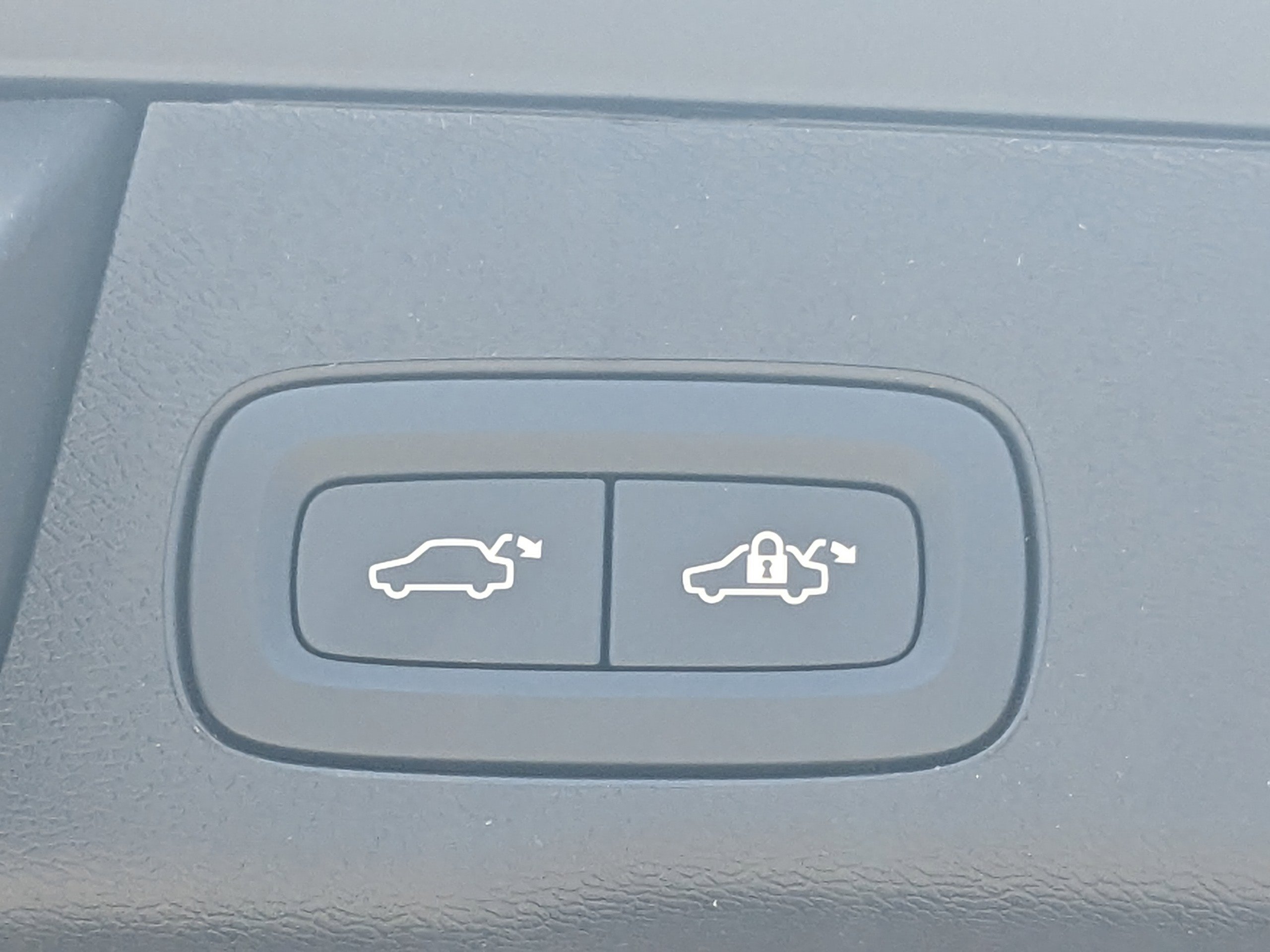 New 2025 Volvo XC60 T8 Core image 14