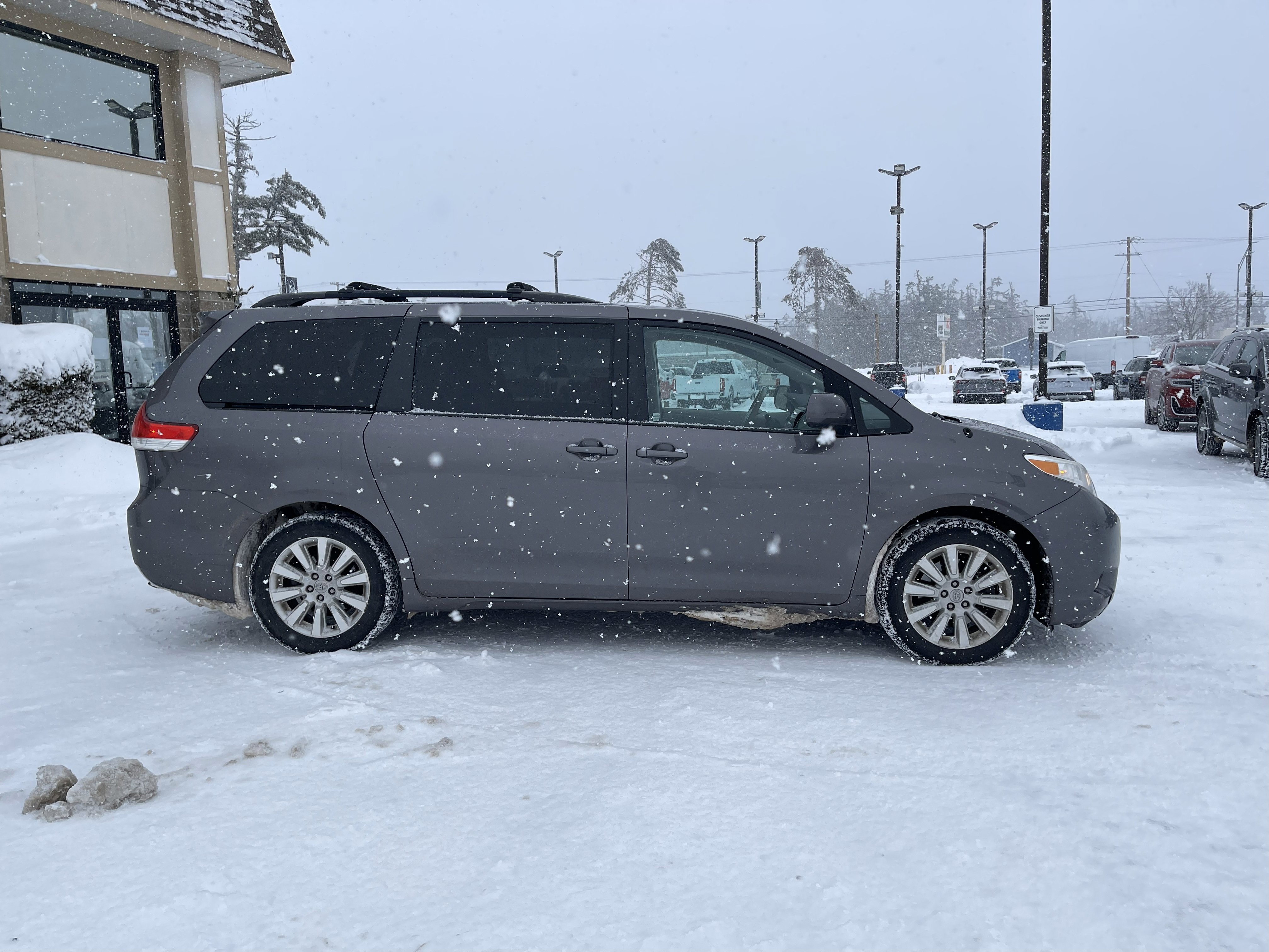 Used 2014 Toyota Sienna XLE image 3
