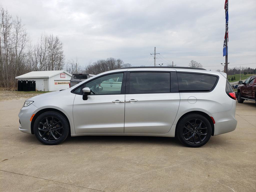 Used 2023 Chrysler Pacifica Touring-L w/ S Appearance Package image 7