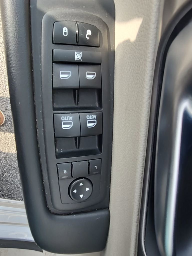 Certified 2023 Chrysler Pacifica Touring-L image 34