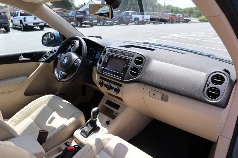 Used 2017 Volkswagen Tiguan SEL AWD/4WD image 24