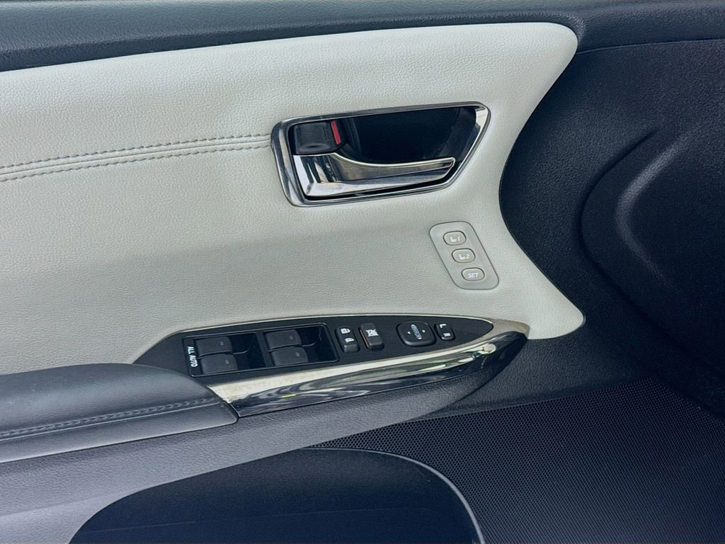Used 2018 Toyota Avalon XLE Premium w/ Carpet Mat Package image 19