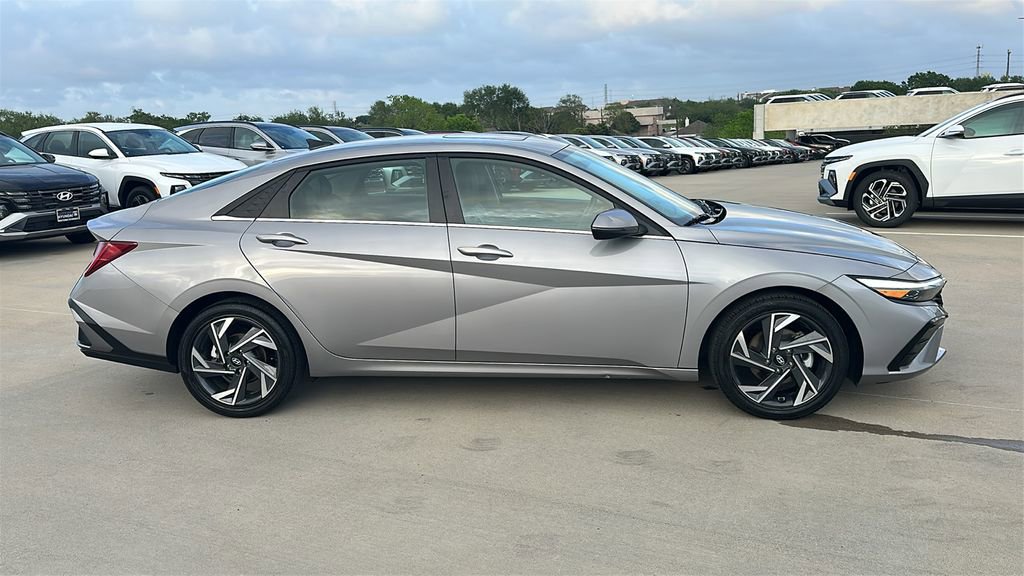 Certified 2025 Hyundai Elantra Limited FWD image 14