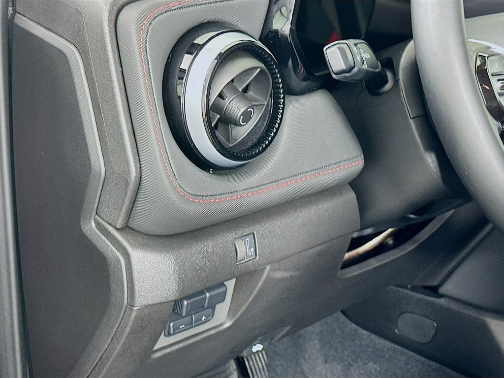 Used 2025 Chevrolet Colorado Z71 w/ Technology Package AWD/4WD image 10