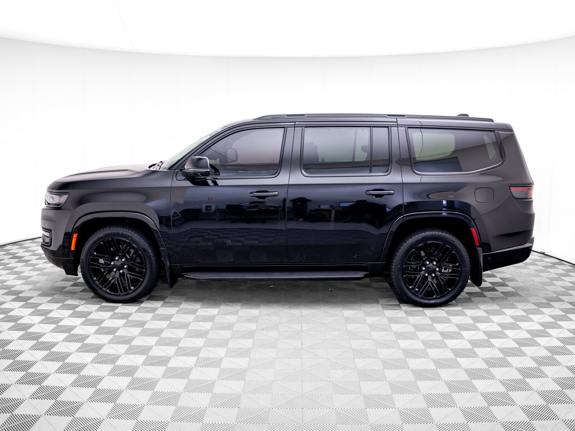 Used 2023 Jeep Wagoneer Series II w/ Convenience Group I AWD/4WD image 2