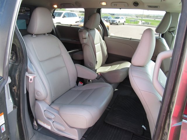 Used 2020 Toyota Sienna XLE Premium FWD image 5