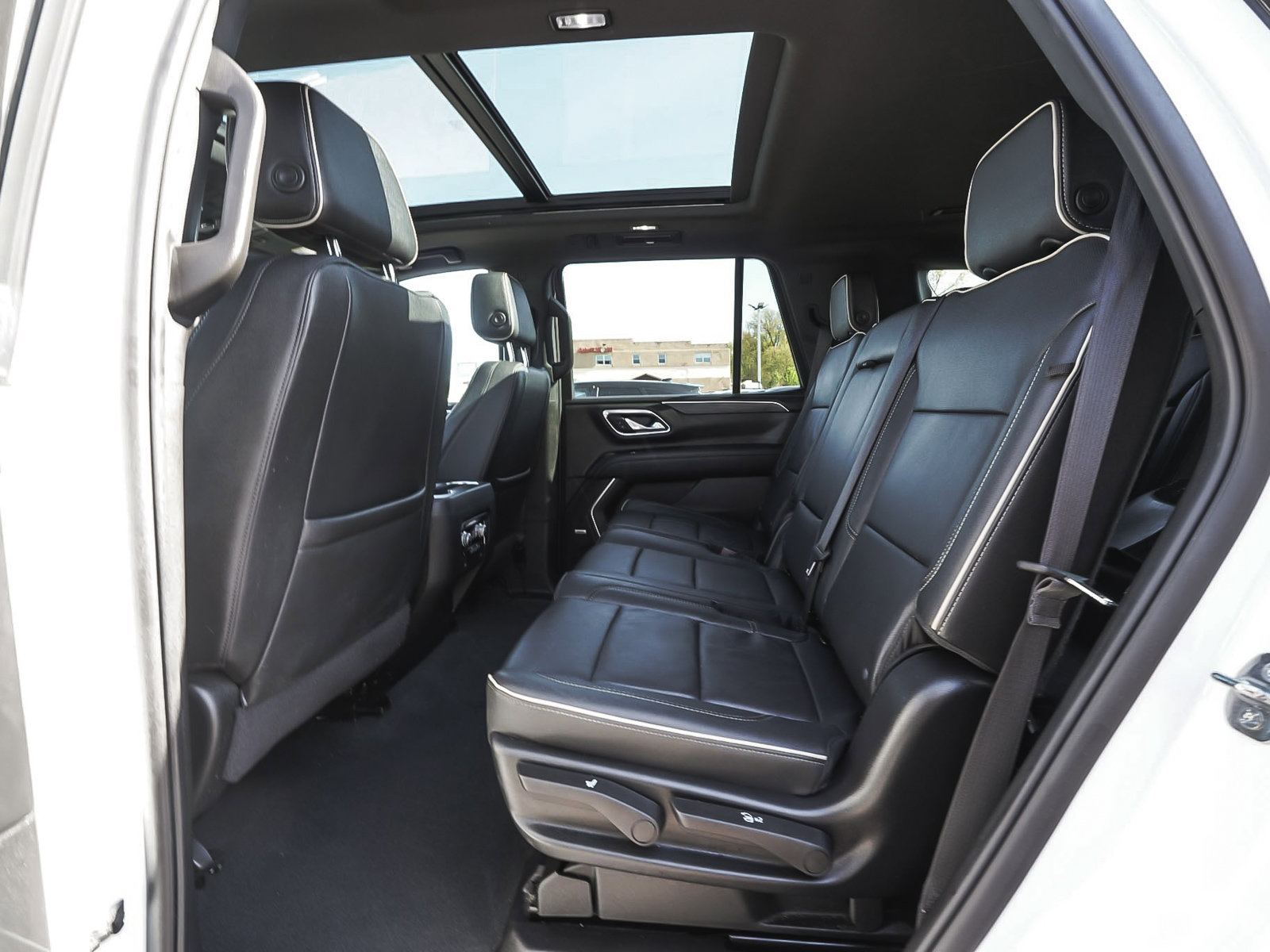 Used 2024 GMC Yukon SLT w/ SLT Luxury Package AWD/4WD image 34